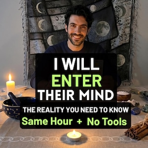 Może przedstawiać: Uśmiechnięta osoba siedzi za laptopem z napisem "I WILL ENTER THEIR MIND". Widoczny jest również tekst "THE REALITY YOU NEED TO KNOW" i "Same Hour + No Tools". Na stole zapalone świece, miska i inne przedmioty.