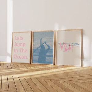 Let’s Jump in the Ocean 3er Set Drucke Rosa und Hellblau Küstendruck Beachy Wandkunst Surfer Poster ästhetische trendige druckbare Wandkunst