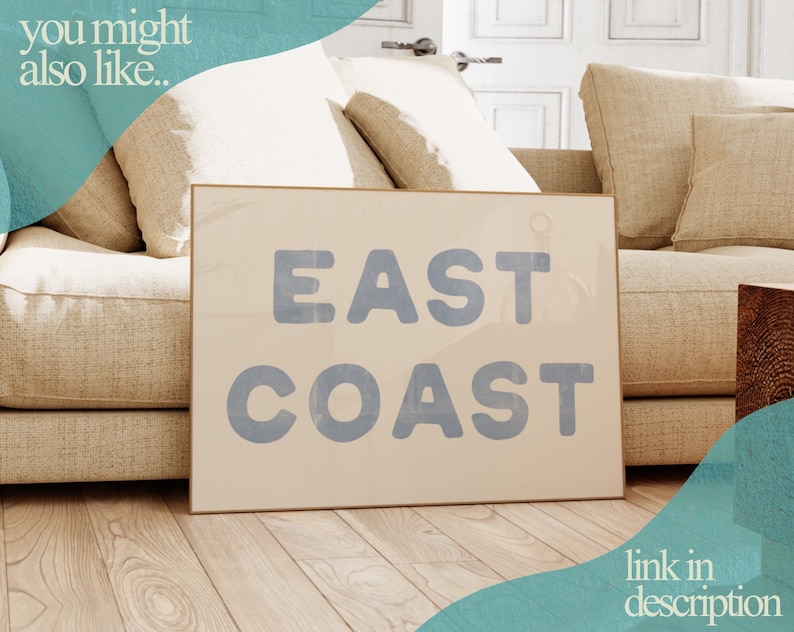 Puede incluir: Una impresi&oacute;n en lienzo beige con el texto "EAST COAST" en letras azules. La impresi&oacute;n se muestra en un sof&aacute; beige con almohadas.