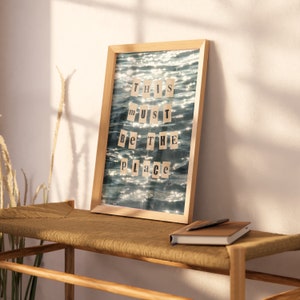 This Must Be The Place-Druck, Küsten-Cowgirl-Druck, Beachy-Magazin-Surf-Druck, salziges Granola-Dekor, Indie-Raumdekoration, eklektischer Wanddruck