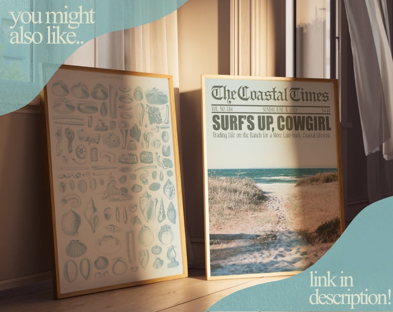 Puede incluir: Dos carteles enmarcados, uno con una ilustraci&oacute;n vintage de conchas marinas y el otro con una foto de una playa con el texto "The Coastal Times" y "Surf's Up, Cowgirl" en una fuente retro.