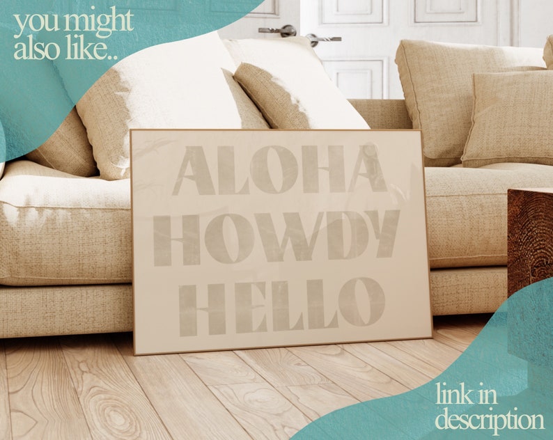 Puede incluir: Una impresi&oacute;n enmarcada beige con las palabras "ALOHA HOWDY HELLO" en una fuente blanca texturizada sobre un fondo beige.