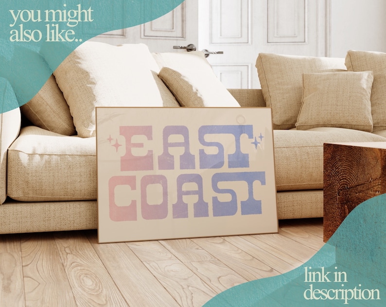 Puede incluir: Una impresi&oacute;n en lienzo beige con el texto "EAST COAST" en una fuente degradada azul y rosa. La impresi&oacute;n se muestra en un sof&aacute; en un sal&oacute;n.