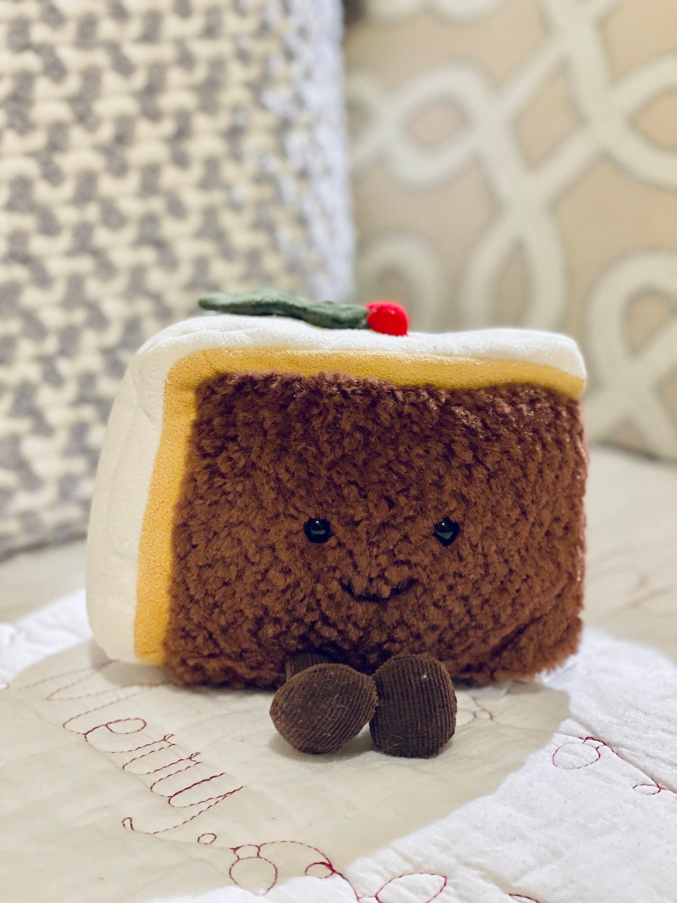 　ぬいぐるみ　 Slice of Christmas Cake JellyCat Amuseable Slice of Christmas Cake Plush Toy — Pearl