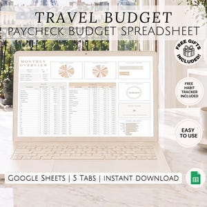Può includere: Un laptop che mostra un foglio di calcolo del budget di viaggio con il testo "Travel Budget Paycheck Budget Spreadsheet". Lo schermo mostra una panoramica mensile con grafici e dati finanziari. Il testo include "Google Sheets | 5 Tabs | Instant Download."