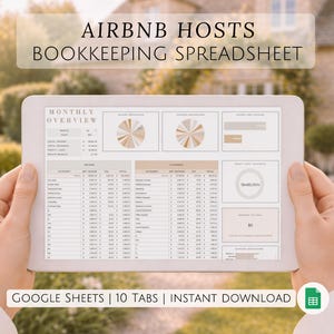 Puede incluir: Una tableta blanca muestra una hoja de cálculo de contabilidad para anfitriones de Airbnb. La pantalla muestra una descripción general mensual, gráficos de ingresos y gastos. El texto en la parte superior dice "AIRBNB HOSTS BOOKKEEPING SPREADSHEET." El texto inferior dice "GOOGLE SHEETS | 10 TABS | INSTANT DOWNLOAD."