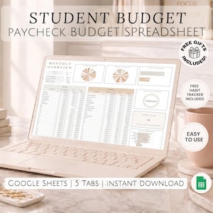 Peut inclure: Un ordinateur portable affichant une feuille de calcul de budget étudiant avec le texte "Student Budget Paycheck Budget Spreadsheet". L'écran affiche un aperçu mensuel avec des graphiques et des tableaux de données. Une tasse rose avec une anse dorée est posée à côté de l'ordinateur portable.