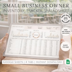 Puede incluir: Una tableta muestra una hoja de cálculo de inventario, sostenida por una persona. La pantalla muestra visualizaciones de datos y tablas. El texto en la pantalla dice "INVENTORY". La imagen incluye texto: "SMALL BUSINESS OWNER INVENTORY TRACKER SPREADSHEET", "FREE GIFTS INCLUDED", "FREE ART PRINTS INCLUDED", "EASY TO USE", "GOOGLE SHEETS | 4 TABS | INSTANT DOWNLOAD".