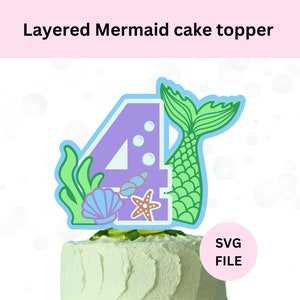 Könnte beinhalten: Lilafarbener Kuchentopper mit der Nummer vier, einem Meerjungfrauen-Schwanz, Muscheln und einem Seestern. Der Topper ist geschichtet und enthält ein grünes Algen-Design.  SVG-DATEI.