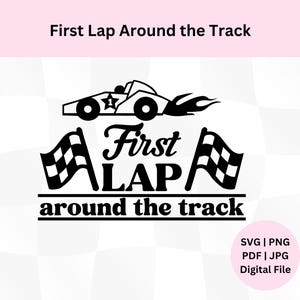 Puede incluir: Diseño gráfico en blanco y negro con el texto "First Lap Around the Track". El diseño incluye un coche de carreras, banderas a cuadros y las palabras "First LAP around the track". Archivos digitales disponibles.