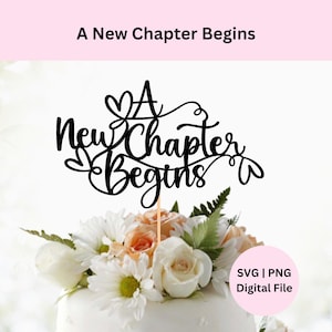 Peut inclure: Un cake topper noir avec l'inscription "A New Chapter Begins" dans une écriture décorative. Le topper est posé sur un gâteau décoré de fleurs blanches et pêche. L'image comprend également le texte "SVG | PNG Digital File".