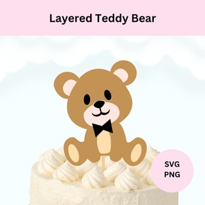 Könnte beinhalten: Ein brauner Teddybär-Kuchentopper mit einer schwarzen Schleife. Der Bär sitzt auf einem weißen Kuchen mit weißem Frosting.