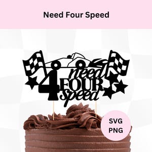 Könnte beinhalten: Schwarze und weiße Silhouette eines Rennwagens mit karierten Flaggen und dem Text "I need four speed" auf einem Schokoladenkuchen. SVG- und PNG-Dateien sind verfügbar.