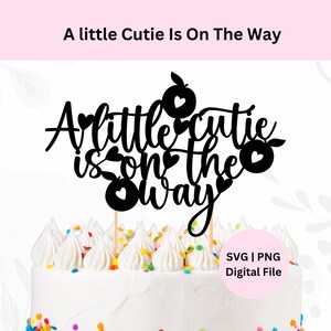 Een klein schatje is onderweg Svg | Digitale download | Babyshower taarttopper | Svg-bestand knippen | Taarttopper Svg