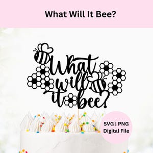 Puede incluir: Un adorno negro para pastel con la frase "What Will It Bee?" y diseños de abejas y panales. El adorno se coloca sobre un pastel blanco con glaseado blanco y chispas de colores. La imagen también incluye el texto "SVG | PNG Digital File".