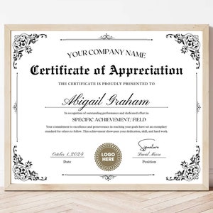 Può includere: Un certificato di apprezzamento in bianco e nero con un bordo decorativo. Il certificato è presentato ad Abigail Graham per le sue prestazioni eccezionali e il suo impegno dedicato. La data è il 1° ottobre 2024 e la firma è David Moore.