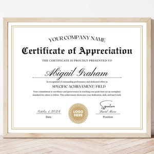 Puede incluir: Un certificado de apreciación en blanco y negro con detalles dorados. El certificado se entrega a Abigail Graham por su desempeño sobresaliente y su esfuerzo dedicado. La fecha es el 1 de octubre de 2024 y la firma es David Moore.