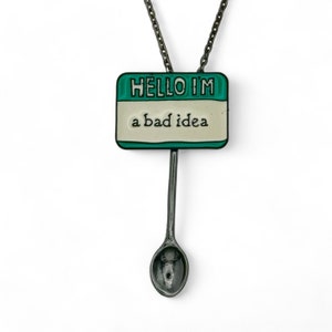Collier fantaisie « Bonjour, je ne suis pas une bonne idée » | Pendentif fantaisie mini/petite cuillère sur longue chaîne noire | accessoire