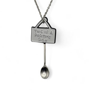 Letrero "Este es un signo positivo" Collar con cuchara pequeña novedoso / Mini colgante blanco novedoso en cadena de plata / Positivo feliz