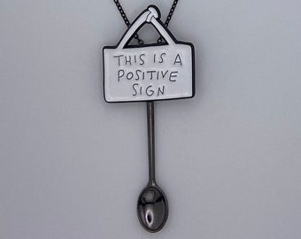 Mini-cuillère fantaisie « This is a Positive Sign » | Petit pendentif blanc fantaisie sur chaîne en argent | Positif Heureux