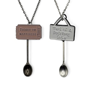 Collar de cuchara pequeña con billete a la felicidad "Esta es una señal positiva" / Mini colgante en cadena negra larga / Autobús, tren, cine rosa, billete feliz