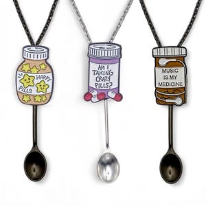 Collar con cuchara pequeña y divertida con forma de píldora, con la frase «Happy» «¿Estoy tomando pastillas para locos?» «La música es mi medicina», cadena pequeña plateada y negra en color naranja y rosa