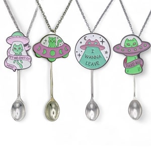 Alien Cat UFO-ketting met kleine lepel | Schattige minihanger aan zilveren ketting | Vliegende schotel, Abduction Space, maanroze groen