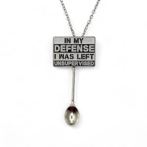 Collar divertido con la frase "En mi defensa, me dejaron sin supervisión" / Mini/Pequeña cuchara novedosa con cadena larga de plata / accesorio negro y blanco