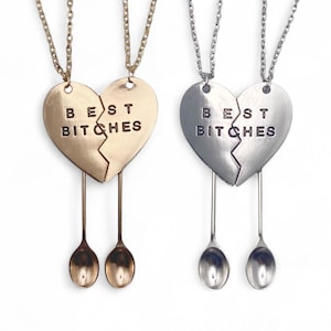 Beste B * itches Kleine Löffel Halskette | Gold Silber Mini niedlich zwei 2 Hälften des Herzens Neuheit Anhänger Kette Freund glücklich Bestie Mates Schwestern