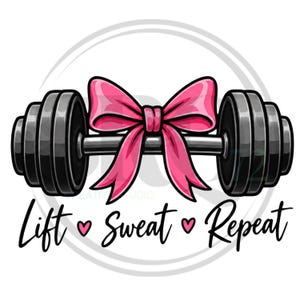 Può includere: Un'illustrazione grafica di un bilanciere nero con un grande fiocco rosa brillante legato attorno alla barra centrale. Sotto il bilanciere, il testo "Lift ♥ Sweat ♥ Repeat" è scritto in un carattere corsivo nero su uno sfondo circolare.