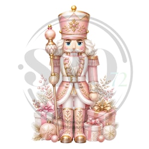 Puede incluir: Una figura de cascanueces vestida con un uniforme rosa y blanco con detalles dorados, que lleva un sombrero alto con un emblema de copo de nieve. La figura sostiene un bastón largo y está rodeada de cajas de regalo y adornos redondos en tonos rosa.