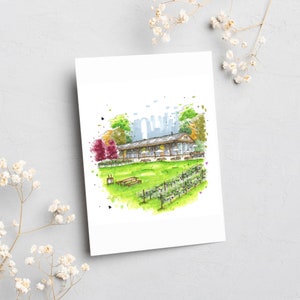 Peut inclure: Illustration à l'aquarelle d'une scène de vignoble. L'œuvre représente un long bâtiment avec un patio couvert, entouré d'herbe verte, de vignes et d'arbres colorés. Le ciel est bleu clair avec un soupçon de ligne d'horizon urbaine.
