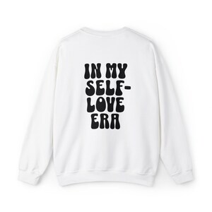 Sudadera unisex con cuello redondo de amor propio de salud mental, en mi jersey de la era del amor propio imagen 3