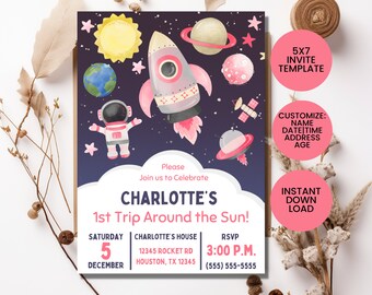 Puede incluir: Un cohete rosa y blanco vuela por un espacio azul oscuro con estrellas y planetas. Un astronauta con un traje espacial rosa y blanco flota cerca. El texto "CHARLOTTE'S 1st Trip Around the Sun!" está escrito en rosa y blanco. La invitación es para una fiesta el sábado 5 de diciembre a las 3:00 PM.