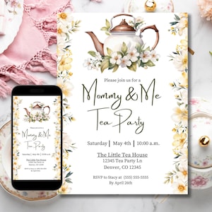 Könnte beinhalten: Eine druckbare Einladung zu einer Mutter-Kind-Teeparty. Die Einladung zeigt eine Aquarell-Illustration einer Teekanne mit Blumen und einem floralen Rand. Der Text auf der Einladung lautet "Bitte nehmen Sie an einer Mutter-Kind-Teeparty teil" und enthält Datum, Uhrzeit, Ort und RSVP-Informationen.