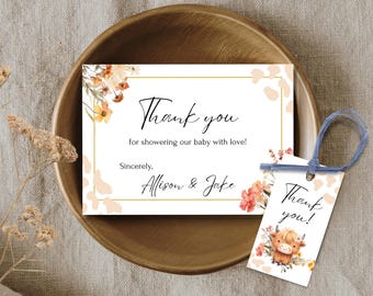 Könnte beinhalten: Dankeskarte mit Blumenmuster und dem Text "Vielen Dank, dass Sie unser Baby mit Liebe überschüttet haben! Mit freundlichen Grüßen, Allison & Jake". Ein kleinerer Dankesanhänger mit einer Kuh-Illustration und dem Text "Danke!" ist ebenfalls enthalten.