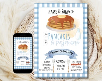 Puede incluir: Una invitación a cuadros azules y blancos para una fiesta de panqueques y pijamas para celebrar un quinto cumpleaños. La invitación presenta una pila de panqueques con jarabe, un vaso de leche, un tenedor y una cuchara. El texto de la invitación dice "Rise & Shine! Para celebrar panqueques y pijamas El quinto cumpleaños de Blake. Sábado 23 de marzo, 6:00 p.m. Casa de Blake, 12345 Syrup Ln, Pancake, KS 12345. ¡Usa tus pijamas más cómodos! RSVP a Allie (555) 555-5555."