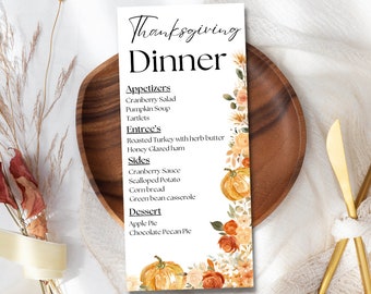 Può includere: Biglietto del menu della cena del Ringraziamento con un design floreale. Il menu comprende antipasti, antipasti, contorni e dessert. La carta è decorata con zucche e fiori ad acquerello nei toni dell'arancione e del marrone. Il menu è presentato su un piatto di legno con un coltello dorato.