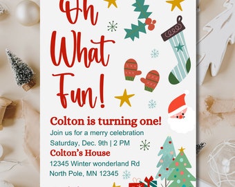 Könnte beinhalten: Eine festliche Weihnachtseinladung mit dem Text "Oh What Fun!" in Rot. Die Einladung enthält Illustrationen eines Strumpfes, Fäustlingen, des Weihnachtsmanns, Weihnachtsbäumen und Sternen. Die Einladung ist für Coltons ersten Geburtstag.