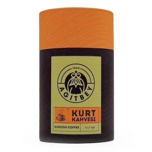 Könnte beinhalten: Ein zylindrischer Behälter mit kurdischem Kaffee. Der Behälter ist dunkelbraun mit einem hellbraunen Deckel. Ein grünes Etikett zeigt den Text "AGITBEY" und "KÜRT KAHVESI" mit einer Kaffeetassen-Illustration. Die Worte "Kurdish Coffee" sind ebenfalls aufgedruckt.
