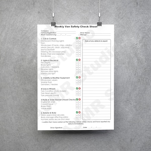 Può includere: Un foglio bianco, intitolato "Weekly Van Safety Check Sheet", è appeso contro un muro grigio. La lista di controllo dettaglia i controlli di sicurezza del furgone, inclusi i controlli della cabina, le luci, i pneumatici, i fluidi e i componenti esterni.