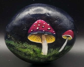Hongo doble pintado a mano sobre piedra