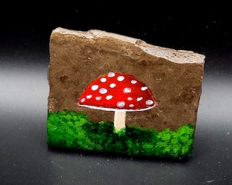 Seta pintada a mano sobre un fragmento de pizarra