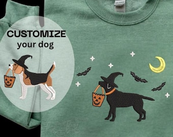 Puede incluir: Sudadera verde con un diseño de perro con temática de Halloween. El diseño presenta un perro negro con un sombrero de bruja y una cubeta de calabaza, con murciélagos, estrellas y una luna creciente. El texto "CUSTOMIZE your dog" también es visible.