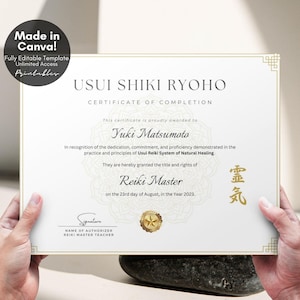 Może przedstawiać: Biały certyfikat ze złotą ramką, na którym widnieje napis "USUI SHIKI RYOHO ŚWIADECTWO UKOŃCZENIA". Certyfikat został przyznany Yuki Matsumoto za uzyskanie tytułu Mistrza Reiki 23 sierpnia 2023 roku.
