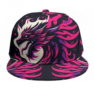 Może przedstawiać: Czarna czapka z daszkiem z płaskim daszkiem z wystylizowanym wzorem smoka. Smok przedstawiony jest w odcieniach różu, fioletu i bieli na czarnym tle. Daszek czapki również ma powtarzający się wzór smoka.