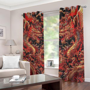 Può includere: Due tende decorative per finestre con un design dettagliato di drago. I draghi sono principalmente rossi e dorati su uno sfondo nero. Le tende sono appese in una stanza ben illuminata.