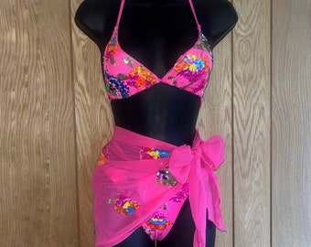 Handgefertigtes 3-teiliges Bikini-Set in Hot Pink mit vollständig paillettenbesetzten Blumen