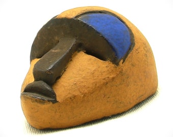 Maschera africana in miniatura in terracotta