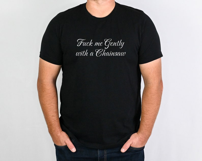 Heathers Shirt | Movie Quote T-Shirt | Sarcastic Funny Shirt | 80s Retro Cult Film Fan Gift | Unisex Tee | F*ck Me Gently With a Chainsaw Bild 3